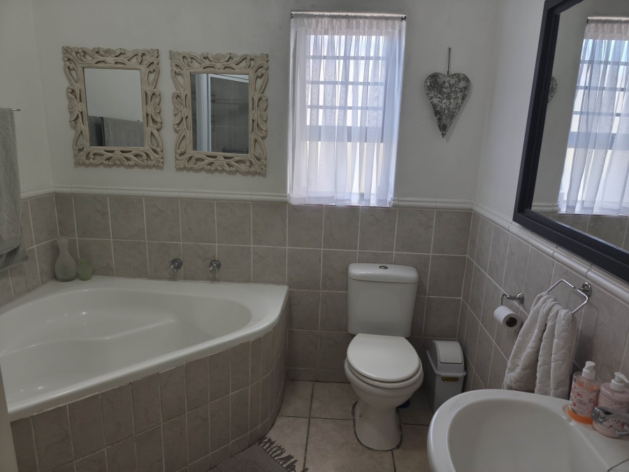 5 Bedroom Property for Sale in Perlemoenbaai Western Cape
